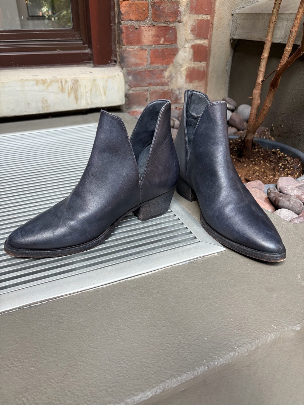 Free People Black Pointed Leather V-Cut Western Ankle Booties Sz 37, 6.5